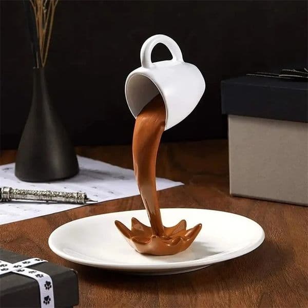 Floating Spilling Coffee Cup Sculpture Kitchen Decoration Spilling Magic Pouring Splash Creative Desktop Decor 251216BJ