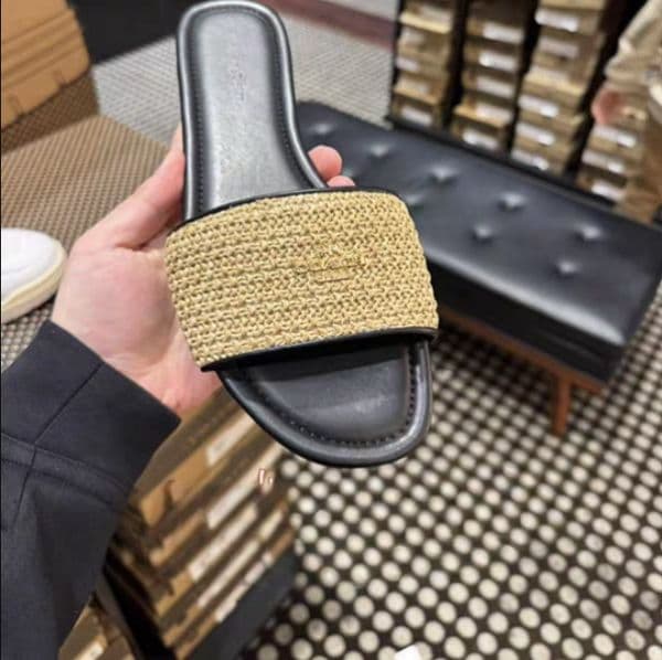 2026 Designer Slippers Tribute Rubber Slides Metal buckle Leather Flat Heels Claquette For Female Womens Summer Outdoor Shoes Fashion Sandals Sandles 36-42 Flip ddd