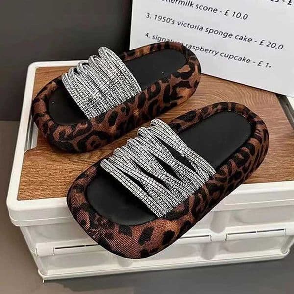 Luxury Rhinestones Summer clogs Slippers Woman Outdoor Fashion leopard Beach Sandals Lightweight Platform Home on cloud slippers J260421