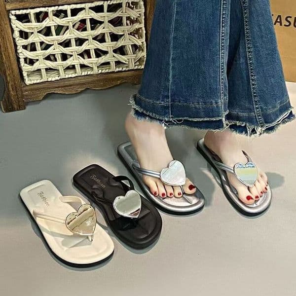 Women's Flip Flops Flat Soled Non Slip Lightweight Beach Fashion Versatile Heart Shaped Sandals New Summer Outdoor Wear Daily Outfit