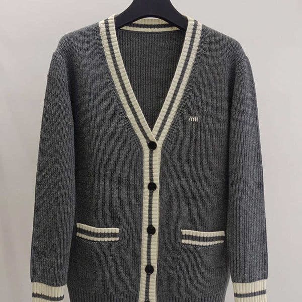 Women's Knits & Tees Designer New V-neck single-breasted knitted cardigan with double pocket design, youthful college style jacket for women 2D68