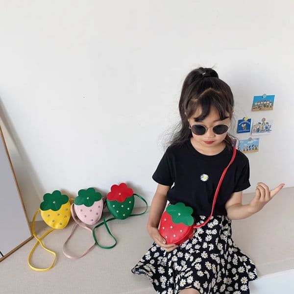Fashion Girls Messenger Bag Cute Strawberry Shape Mini Crossbody Bags for Baby Girls Fashion Coin Purse Girls Birthday Gifts 260421