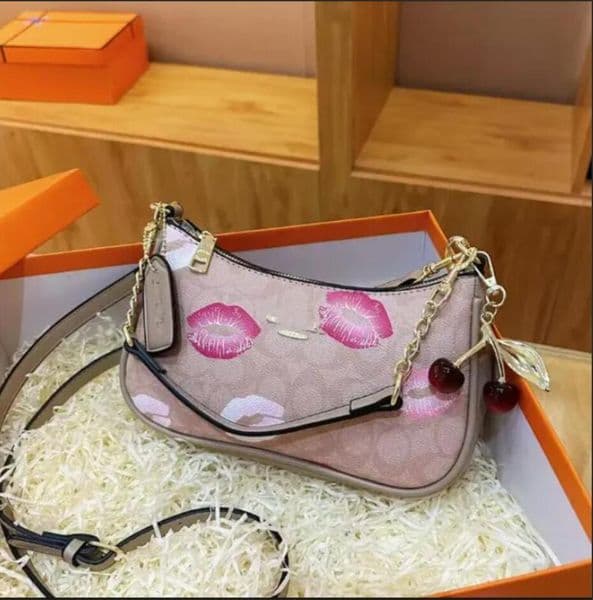 Wholesale Ladies Fashion Bag Women Fashion Bags Gold Metal Letters Button Shoulder Luxury Handbag Square Leather Crossbody Bag Designers