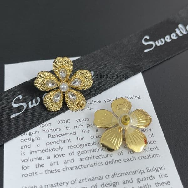 Designer jewelry channels earrings 26CC Style Gold Flower Small Double C Earrings Women Light Luxury Elegant Ear Accessories cc earrings