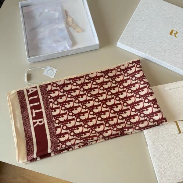 Designer's luxurious autumn and winter new cashmere tassel shawl, fashionable jacquard triangle scarf, temperament, anti-aging, warm neck protection scarfAA
