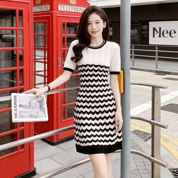 Summer new designer round neck striped color blocked short sleeved slim fit A-line ice silk knitted dress