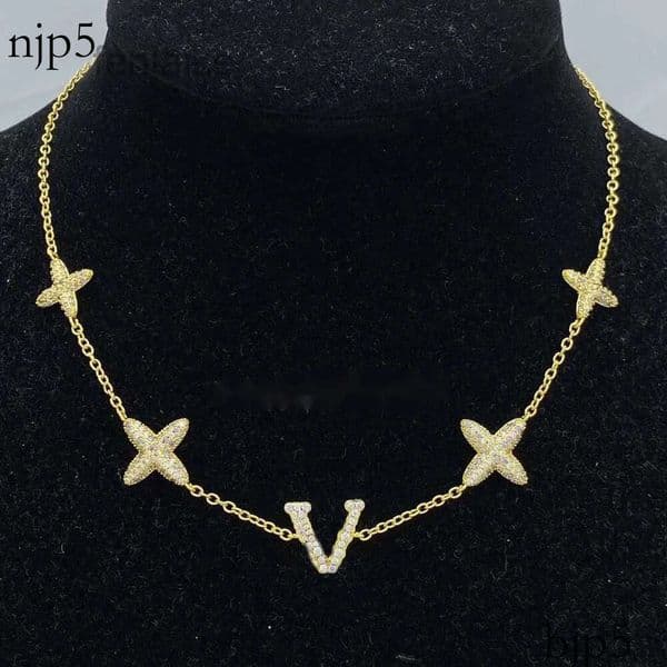 Luxury Designer Womens Pendant L Necklace Elegant Necklaces Wedding Jewellery Stone Bracelet Earring Suit Letters Party Gift