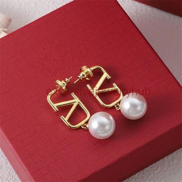 designer earrings valentins valentinly V-letter pearl earrings for women fashionable and versatile unique silver needle earrings