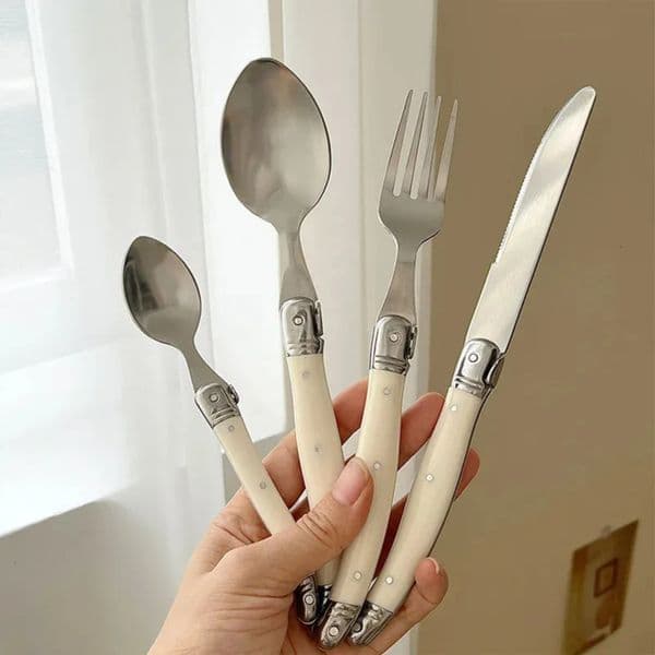 Luxury Designer Decor 24Pcs Laguiole Cutlery Set Steak room Knife Fork Soup Tea Spoon Ivory White Plastic Handle Food Grade Stainless Steel 6 11