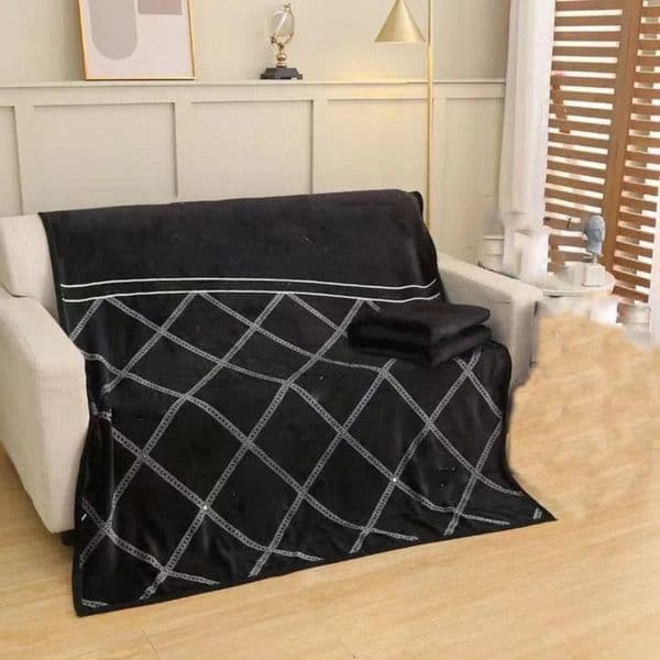 Luxury Designer Throw Black Designer White Letter Leisure Travel Shawl Office Air Conditioning Cover Europe Plaid h Blanket Decorative Blanket Shipping 004 66