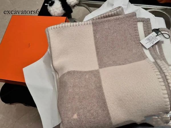 1500g Hot Thick Sofa Bed Beige H size Designer h Blanket TOP Selling Big Size 135*170cm 90%Wool 10%cashmere