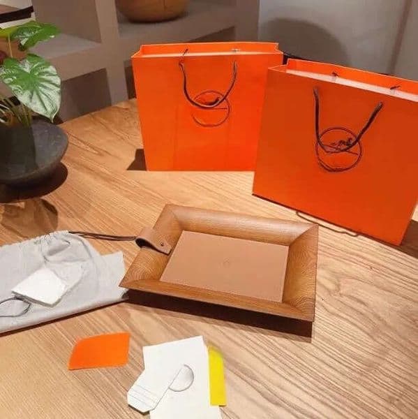 New 2026 Designer Classic Letter Logo Wood Leather Curved Jewelry Multi-Purpose Luxury Fashion Vintage Home Items Remote Key Candy Nut Decoration Storage Tray B2