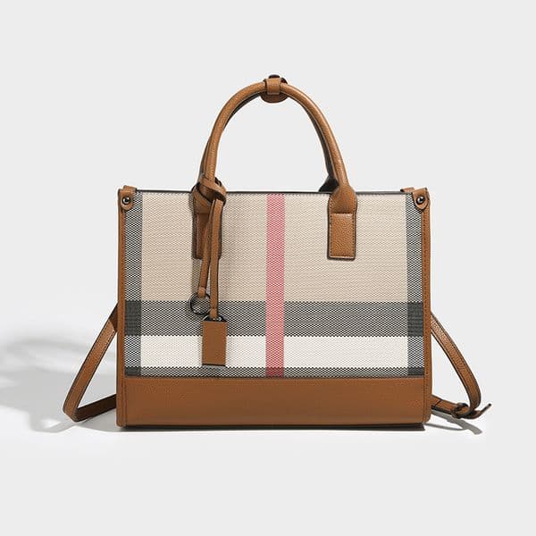 Free shipping Designer bag Elegant Multifunctional Handbag by Material Type Stylish Ladies Toiletry Pouch Cushioned