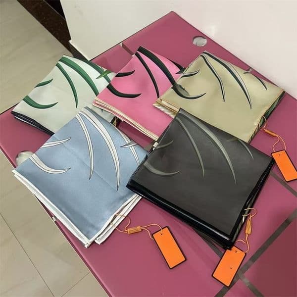2026 New New Designer Silk High Quality Square Silk Scarf Girl Bright Color Ring Headband H Top Letters Ic Bag Pattern Chain Buckle Luxury 9