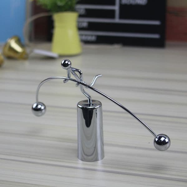 Free Shipping Wholesale New Single-Legged Hercules Weightlifting Little Iron Man Figurine Creative Novelty Fun Tumbler Decoration
