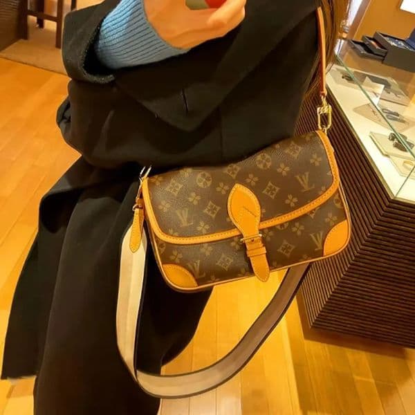 2026 Women Luxurys Designer Bag Crossbody Diane Baguette Classic Vintage Canvas Jacquard Strap Flower Flap Embossed Letters Clutch Purse Shoulder Bags Tote Bag A86
