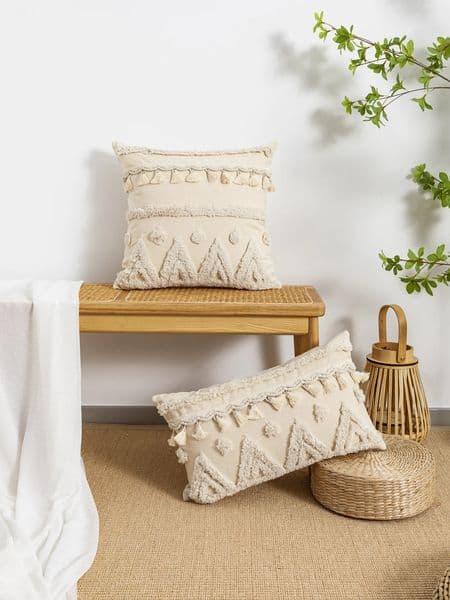 Pillow Case A beige triangular dot tassel pillow cover with European and American style tufting technology used for sofas beds bedrooms 260122