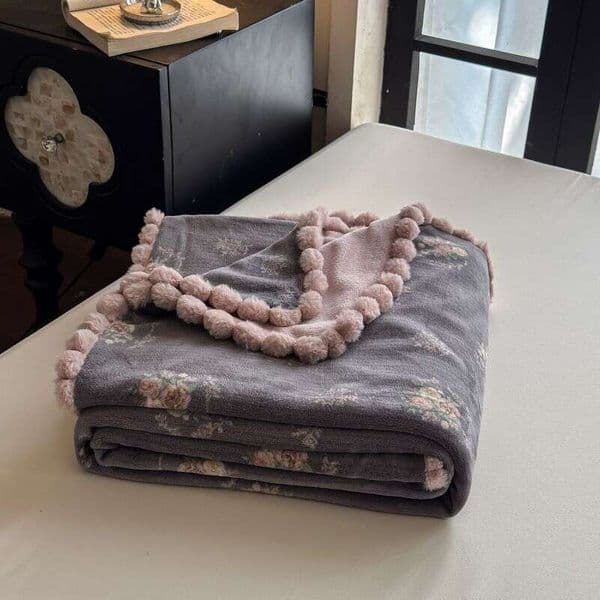 Vintage-Style Plush Ball Design Thickened Milk Fleece For Dormitory, Apartment, Children's Single Blanket, Bedroom Leisure Blanket B2