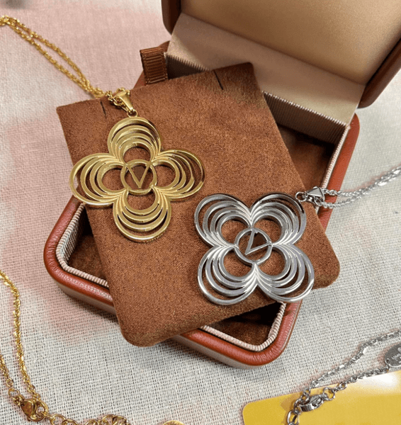 Classic Designer Necklace Multiple four leaf clover pendant necklace High quality titanium steel 925 silver necklace Necklace gifts for ladies' party gatherings