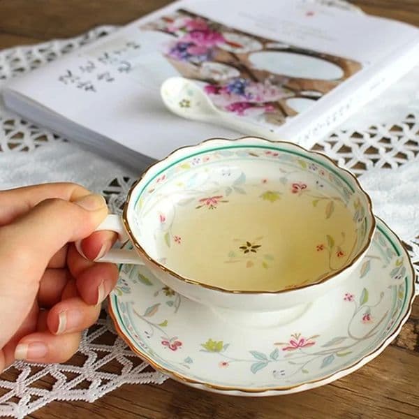 Ceramic Coffee Cup Set Europeanstyle Bone china Black Tea cup Saucer Small y Home Ladies Afternoon Flower set 260122BJ