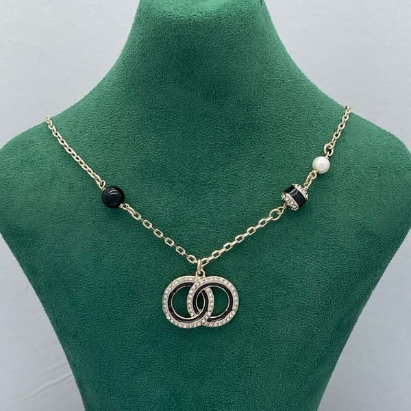 Earrings, necklaces, jewelry - classic designs by renowned designers. Suitable for women's wedding parties or as birthday gifts.