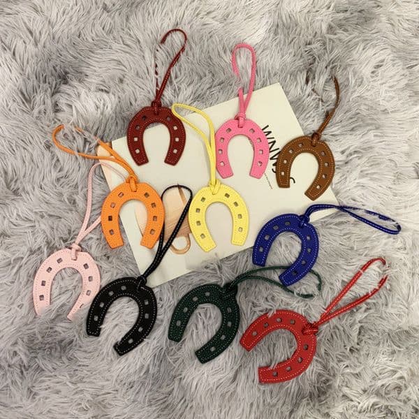 U Shaped Horseshoe Bag keychain Charm Double Sided Lychee Pattern PU Leather Pendant for Handbag Purse Basket Decoration
