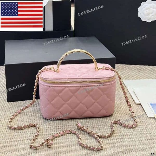 Diamonds Metal Handle Ladies Makeup Bag Rhinestone Decoration Letters Hardware Quilted Lambskin Leather Golden Zipper Chain Shoulder Cosmetic Case Purse 17cm
