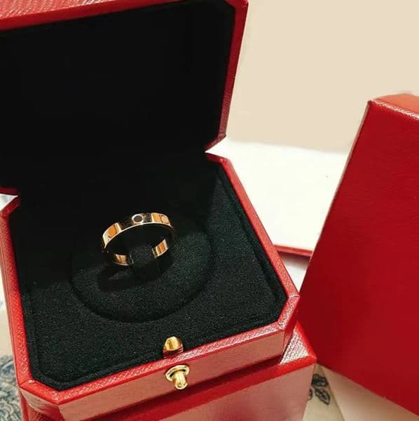 Luxurys Designer Ring for Women Classic Fashion and Exquisite Love Rings Trend Band Simple Personality Style Romantic Jewelry holiday Gift good nices