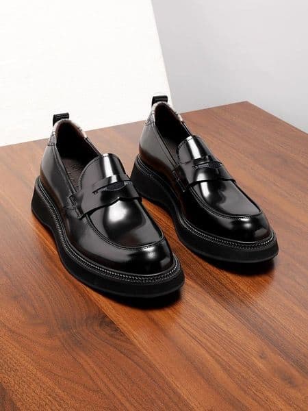 Classic Elegance: Genuine Leather Casual Footwear for Males With Resilient Construction