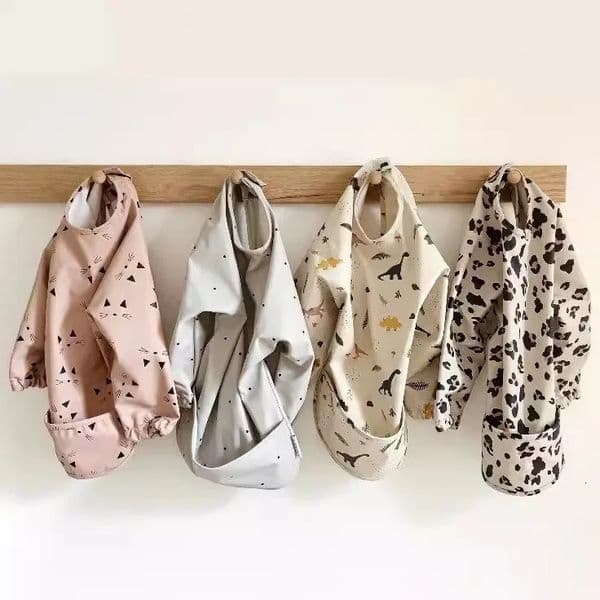 2026 New perfume Kids Bibs Cartoon Animal Print cologne Waterproof Food Bib Baby Rice Pocket Accesorios Bebe Long Sleeve Apron 260123 Design
