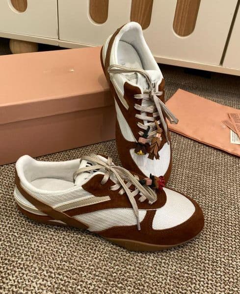 Elegant Brand Gymnasium Low-top sneakers decorative flower Women - Technical Fabric Plume Suede Leather - Designer Tongue and Heel outsole