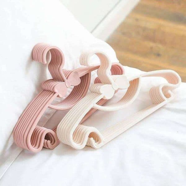 5/10/20pcs Baby Clothes Racks Portable Plastic Towel Display Scarfs Hangers Windproof Children Coats Hanger Clothing Organizer 26Y0227