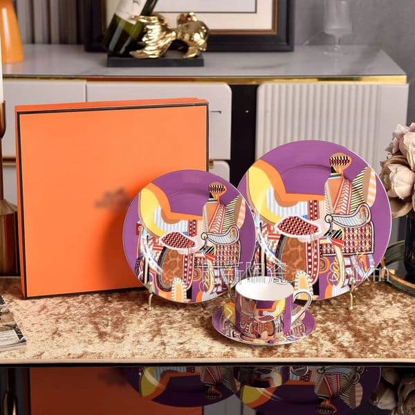 Saddle European Style Ceramic for Home Large and Small Plates Western Food Plates Accessible Luxury Afternoon Tea Cups Dessert Plates Four-piece Set for Posing
