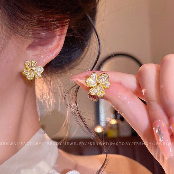 Designer Jewelry Luxury Jewelry 925 Silver Needle Micro-Inlaid Zircon Flower For Women, Niche Design, High-End Feel, Exquisite And Versatile Commute