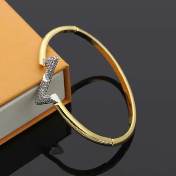 Europe America Fashion Style Men Lady Women Titanium steel Engraved V Initials Setting Diamond Volt Bangle Bracelet Gold Color