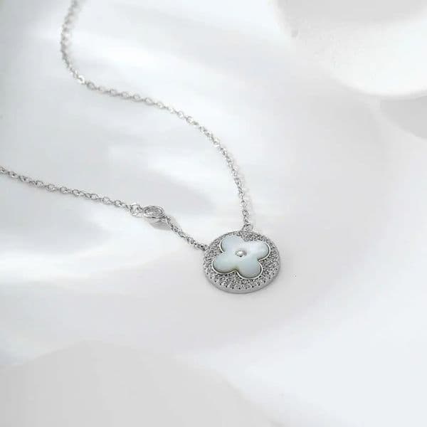 Chain For Man woman necklace Designer New High-Quality Light Four-Leaf Clover Necklace Commuting Versatile Boutique Jewelry Women's Choker Accessories Crystal
