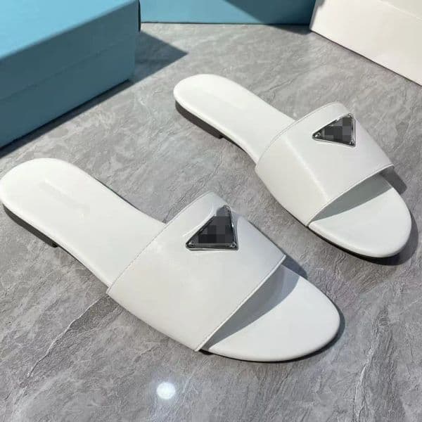 2026 Summer fashion flat sandals for women stylish beautiful versatile comfortable durable and slip-resistant beach sandals size 35-42