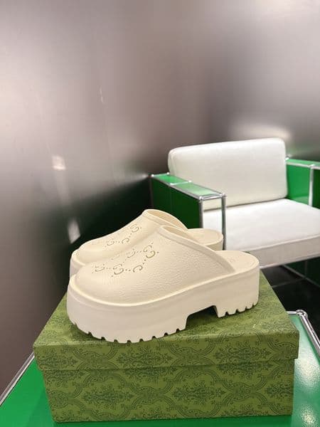 Luxury Women Summer Slippers Sandals Hotel Slides Italy Classic Scuffs Hole-Punched Engraved White Letters Platform Slids Designer Non-Slip Slipper Box EU 35-43