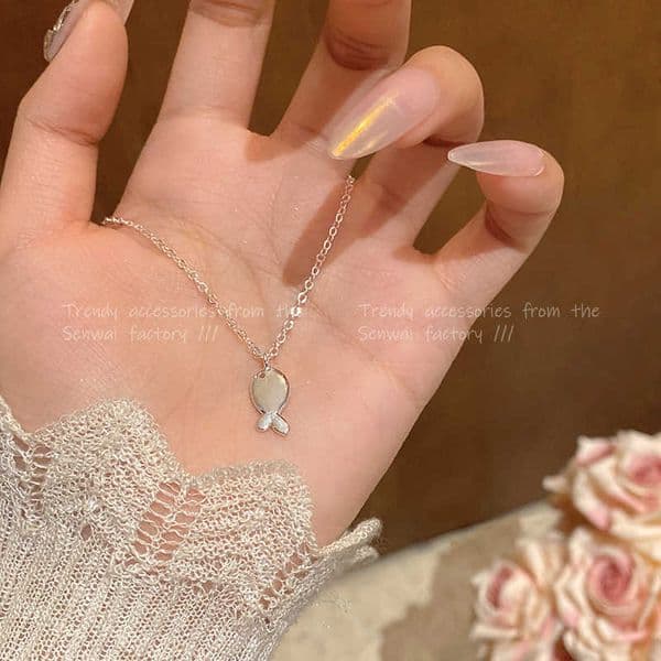 cool Minimalist and style small fish pendant necklace for women fun and cute silver collarbone chain versatile and unique design accessory L2606032RLM
