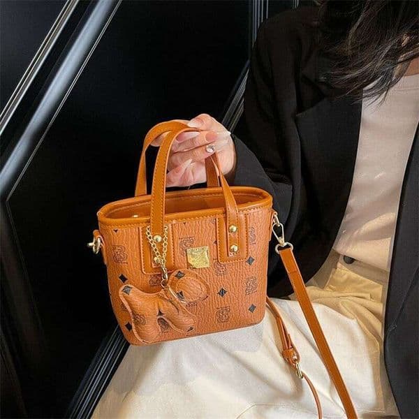 2026 Fashionable Light Luxury Handheld Bucket Unique Graffiti Bear Basket Shoulder Commuting Women's Bag, Trendy And Portable
