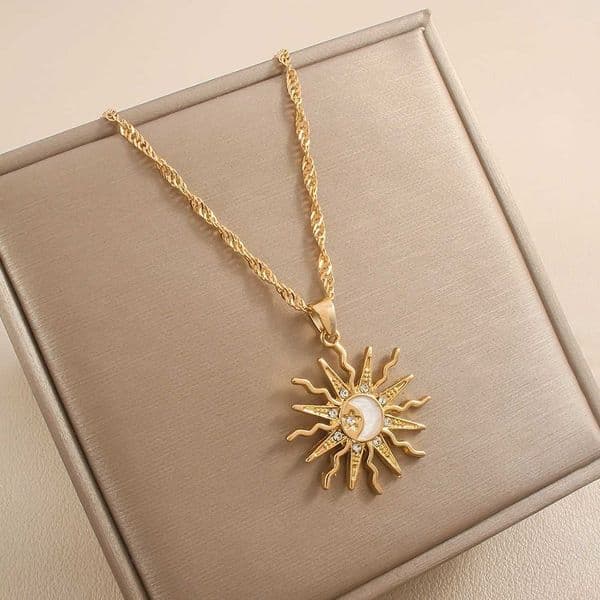 Rhinestone 2025 New Unique Shining Design Sun Star Moon Three in One Pendant Necklace Retro Womens Daily Versatile Party Jewelry L260604