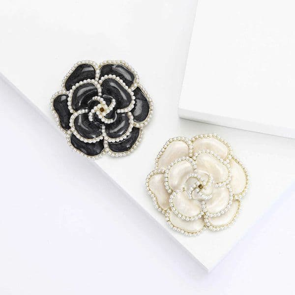 Women Enamel Camellia Unisex Brooches Flower for Design Plant Rhinestone Pins Office Party Friend Gifts Jewelry Accessories X2606031