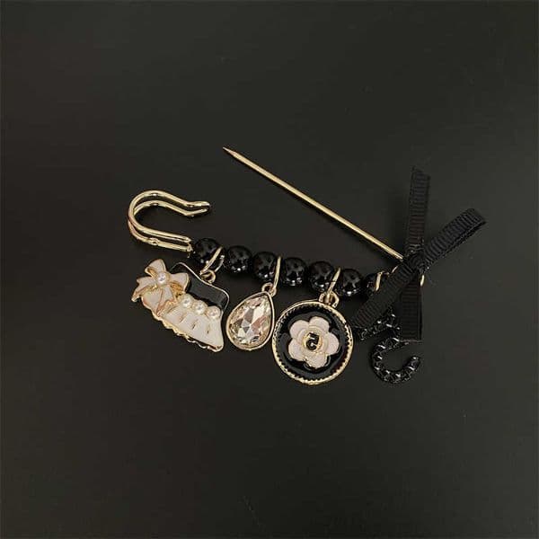 CC Women's brooch for women Camellia Pearl Brooches luxury Tassel designer clothing accessories X2606031