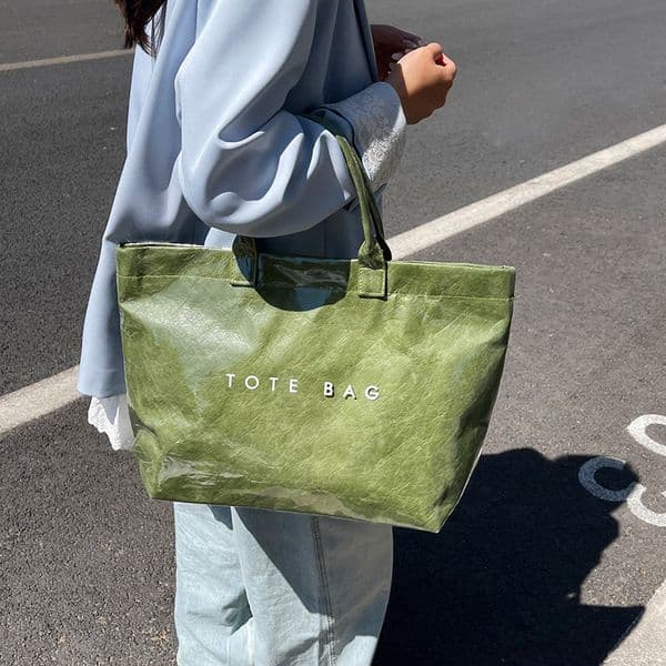 Cross-border PVC women's 2026 new model, simple and stylish, DuPont paper letter print shoulder bag, glossy tote bag