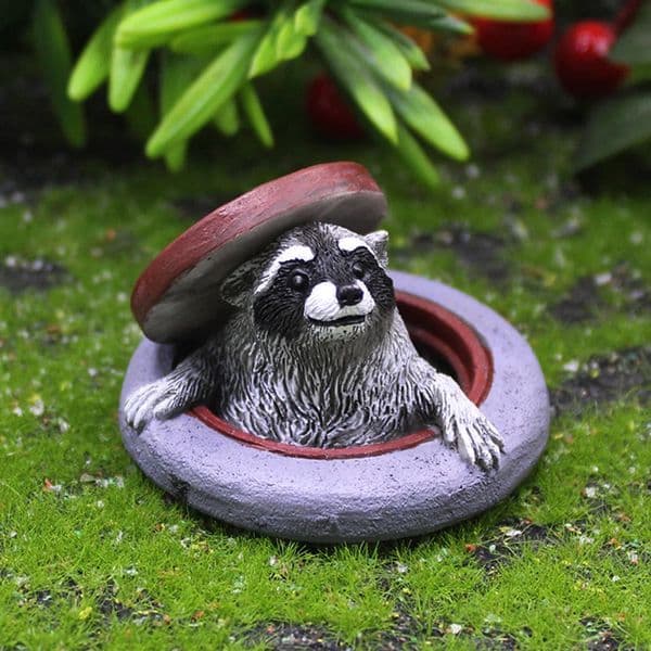 Raccoon Ornament Under Manhole Cover Garden Microlandscape Simulation Animal Resin Decor For Indoor/Outdoor Lawn Tabletop Decor 260603