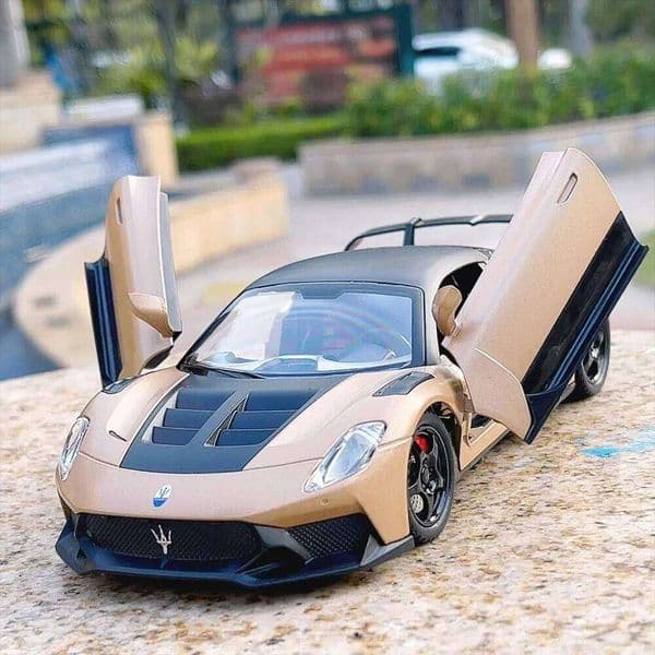 1:24 GT2 MC20 Model Sports Car Toys Alloy Diecast Sound Light Doors Opened Shock Absorption Collection Supercars for Kids Gifts 26L0606