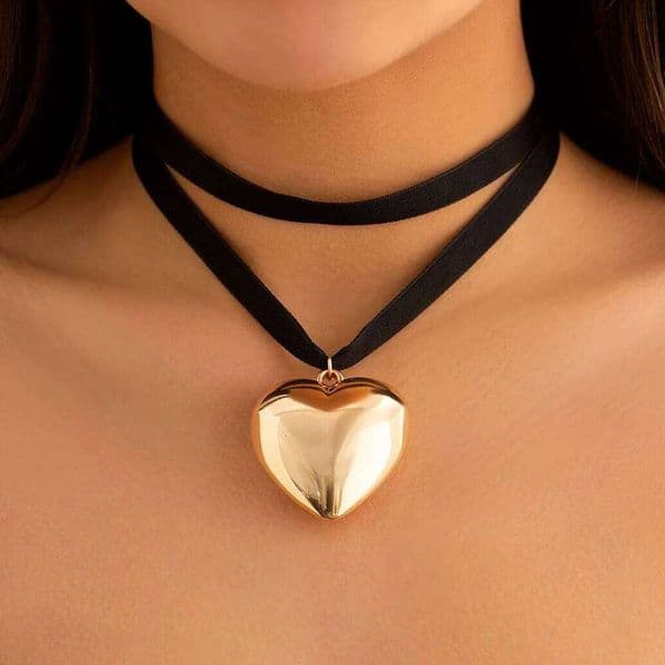 Exaggerated Oversized Love Heart Pendant Short Choker Necklace for Women Multilayer Goth Black Velvet Clavicle Chain Wed Jewelry