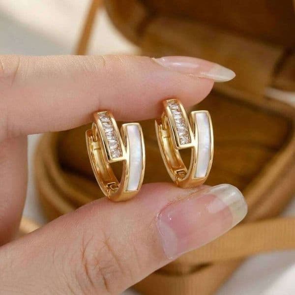 New Design White Stud Earrings For Women Inlaid Zircon Copper Shell Earring Gilrs Party Wedding Charm Jewelry Accessories