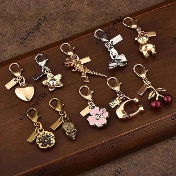 Designer fashionable cool retro metal for men and women car keychain bag charm pendant fashion accessory high quality gift