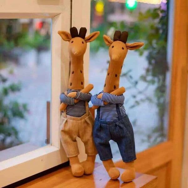 A 45cm giraffe toy, available in two colors (beige/blue work attire), a plush animal doll, perfect for decorative gifts 26Li0608